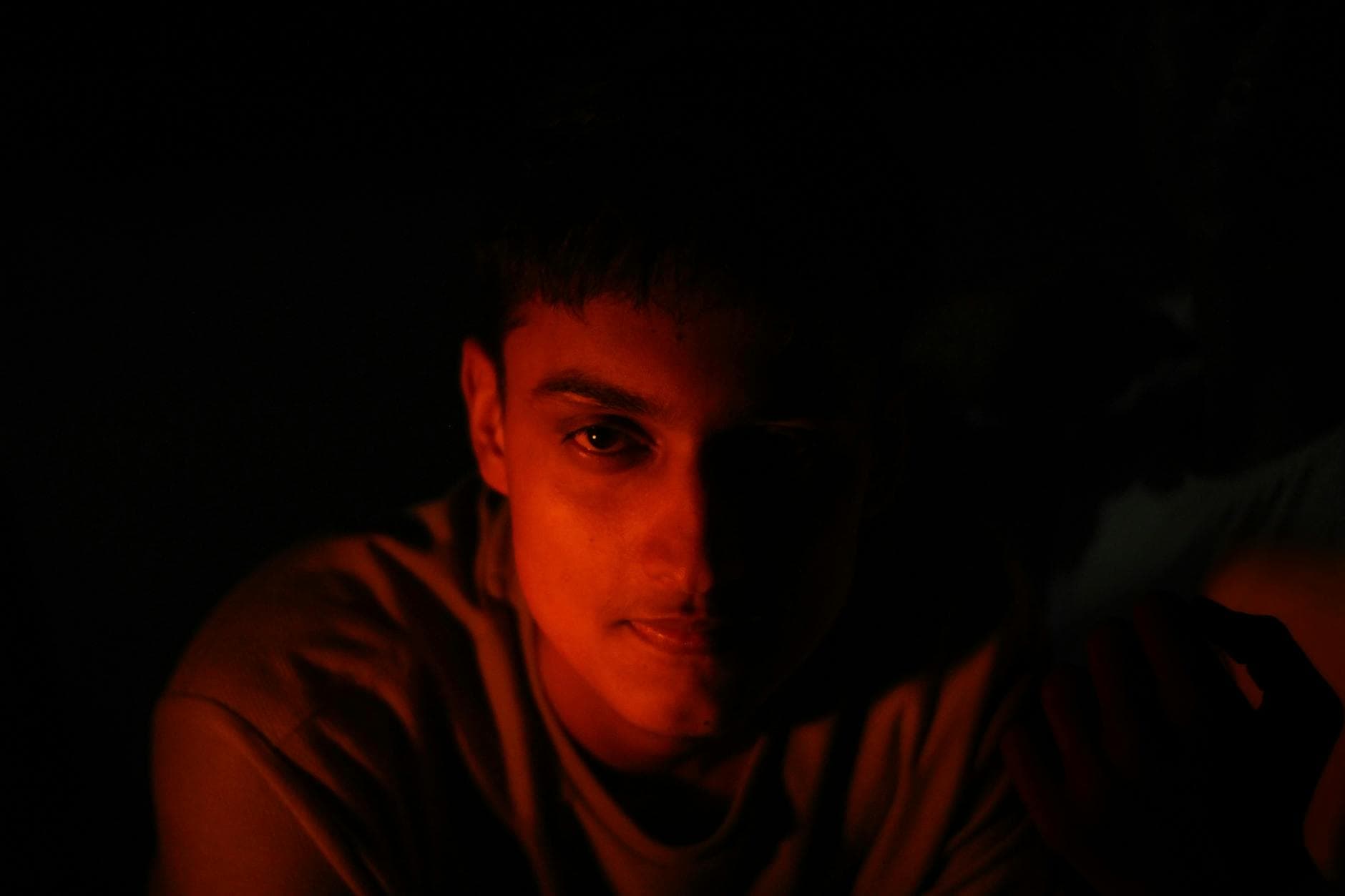 شخصية مع إضاءة درامية توضح حال المزاج والطاقة