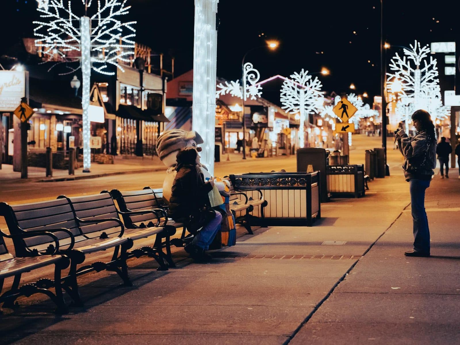 شخص يحمل حقيبة سفر في مطار
