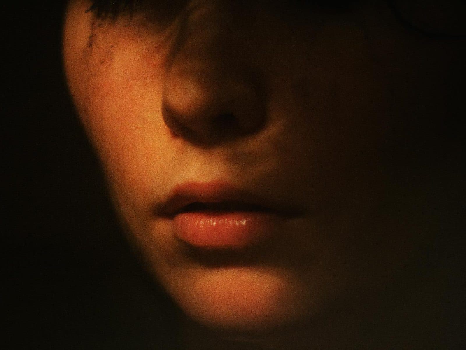 شخص مبتسم في لقطة بورتريه عفوية