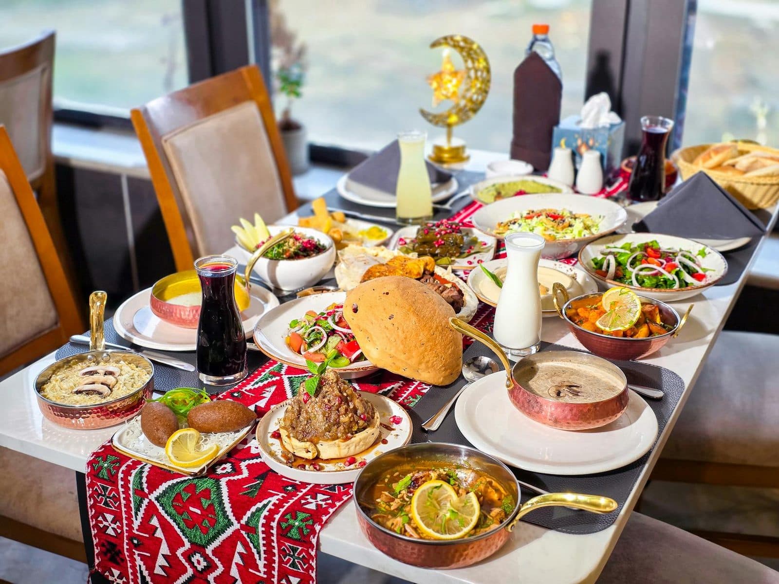 مجموعة مشروبات باردة على طاولة